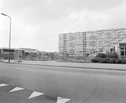 882118 Gezicht op een braakliggend terrein tussen twee tijdelijke schoolgebouwen aan de Donaudreef te Utrecht, met op ...